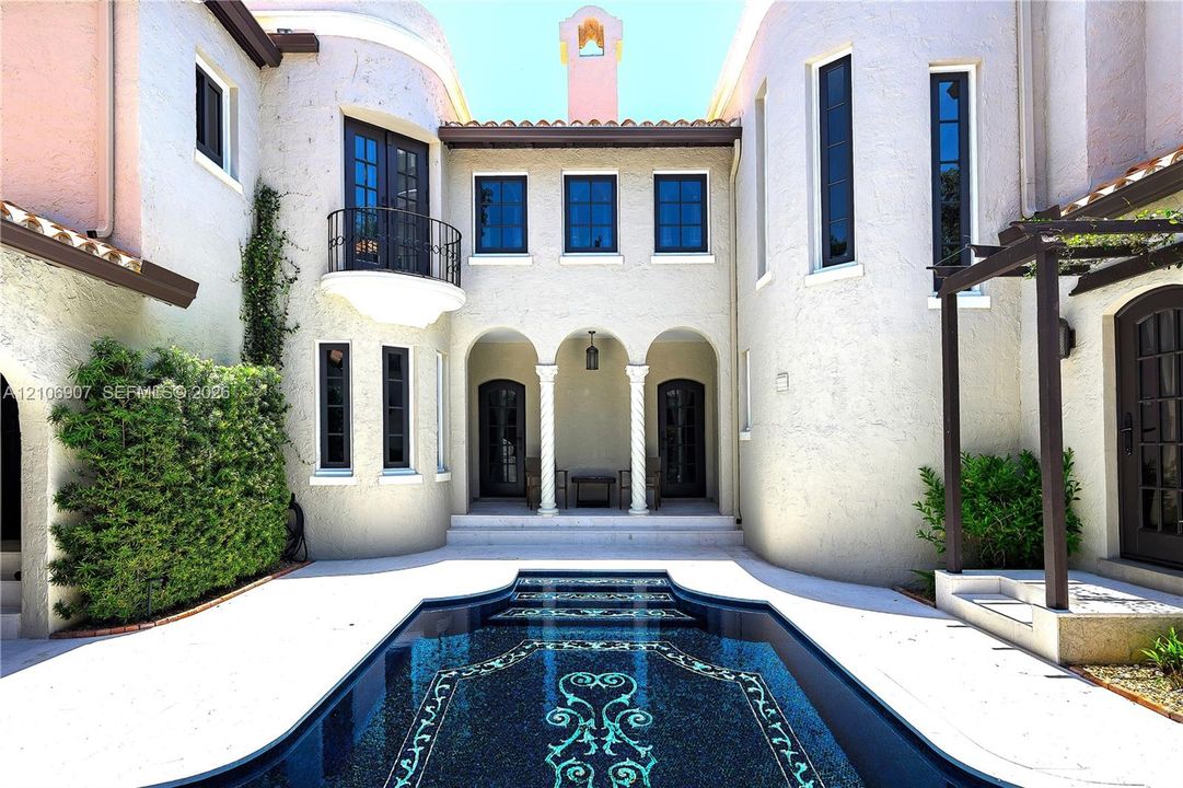 En Renta: $28,000 (6 camas, 3 baños, 3929 Pies cuadrados)