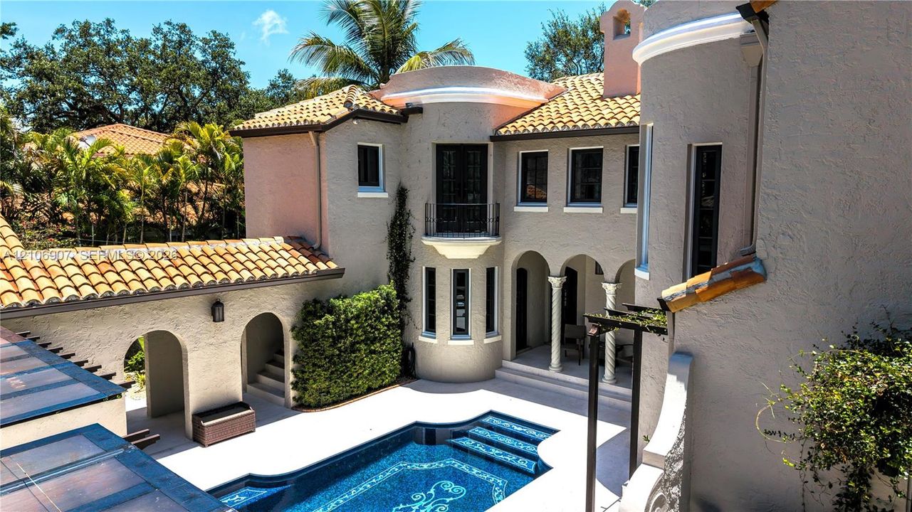En Renta: $28,000 (6 camas, 3 baños, 3929 Pies cuadrados)