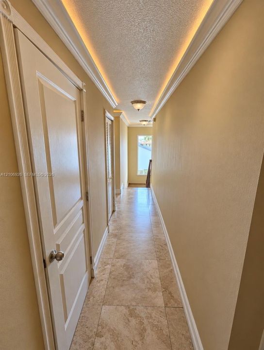 En Venta: $820,000 (5 camas, 3 baños, 2213 Pies cuadrados)