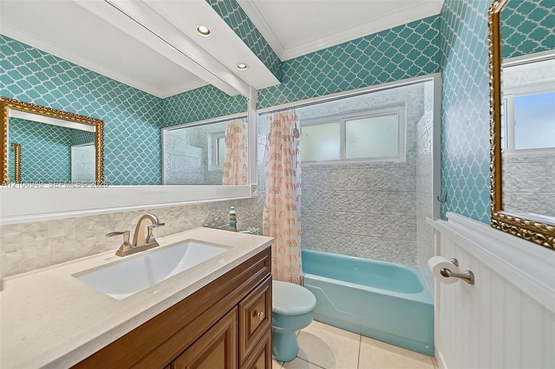 For Sale: $387,400 (2 beds, 2 baths, 1318 Square Feet)