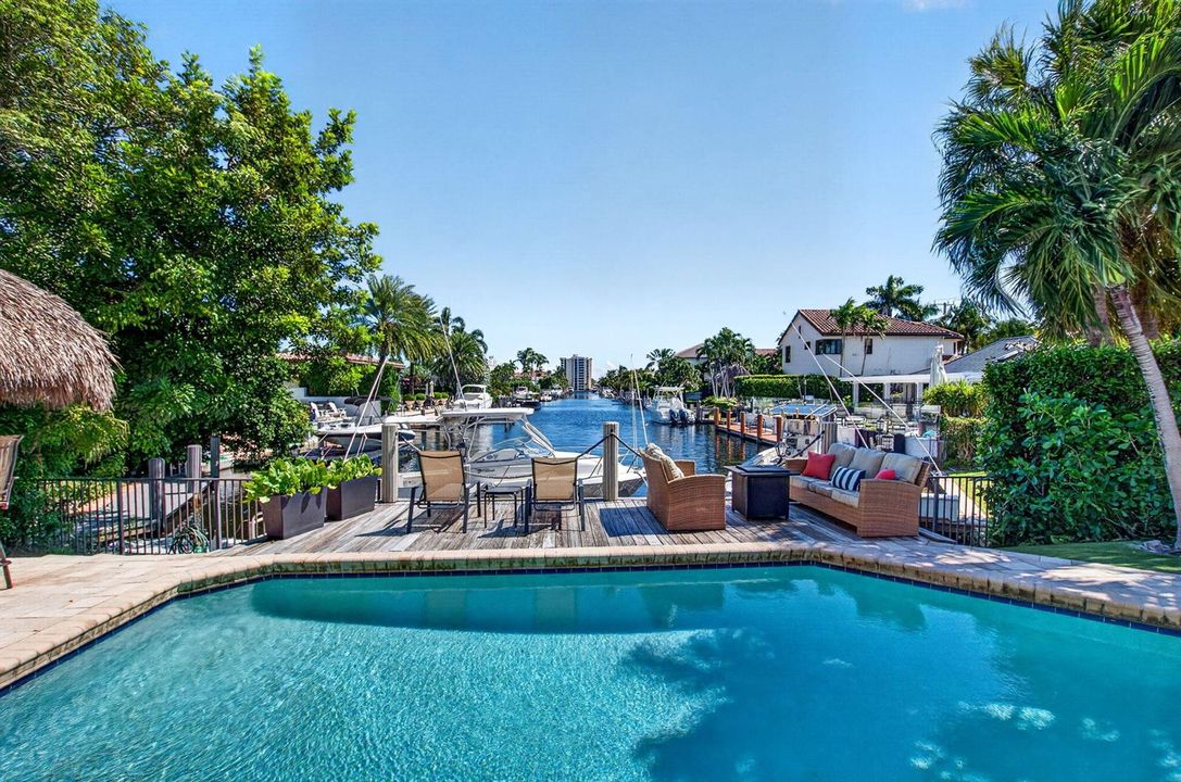 LARGE PRIVATE POOL OVERLOOKING CANAL