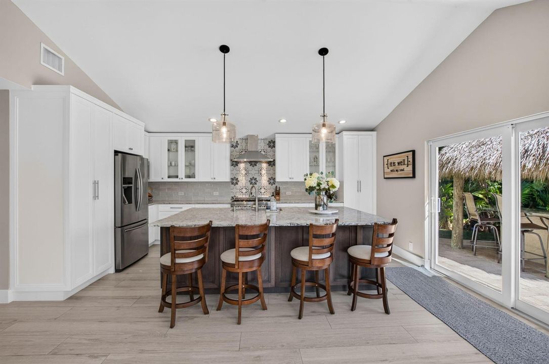 MODERN UPDATED OPEN KITCHEN
