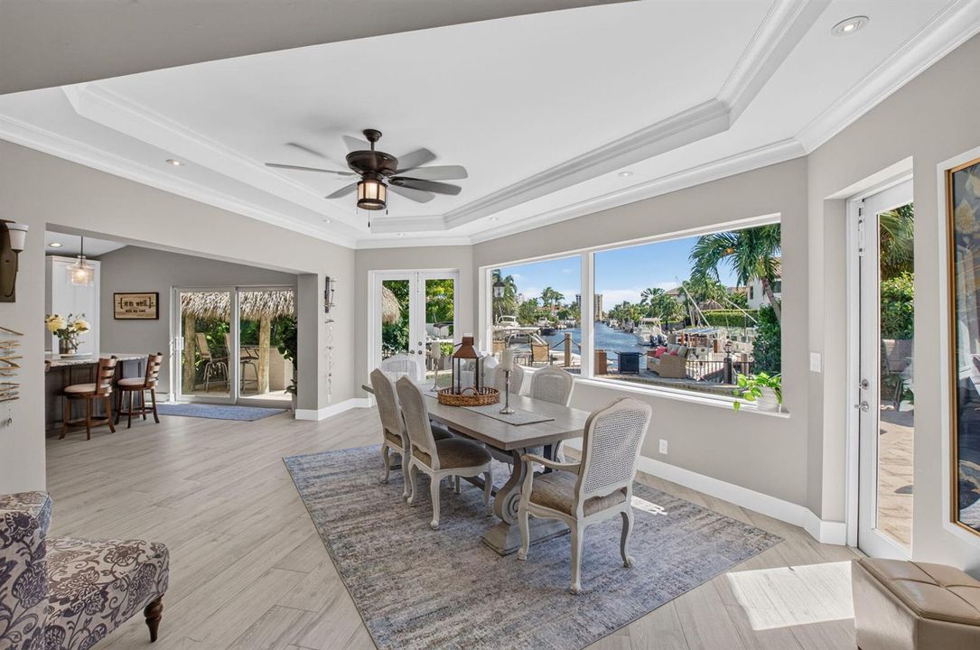 FORMAL DINING ROOM FOR ENTERTAINING