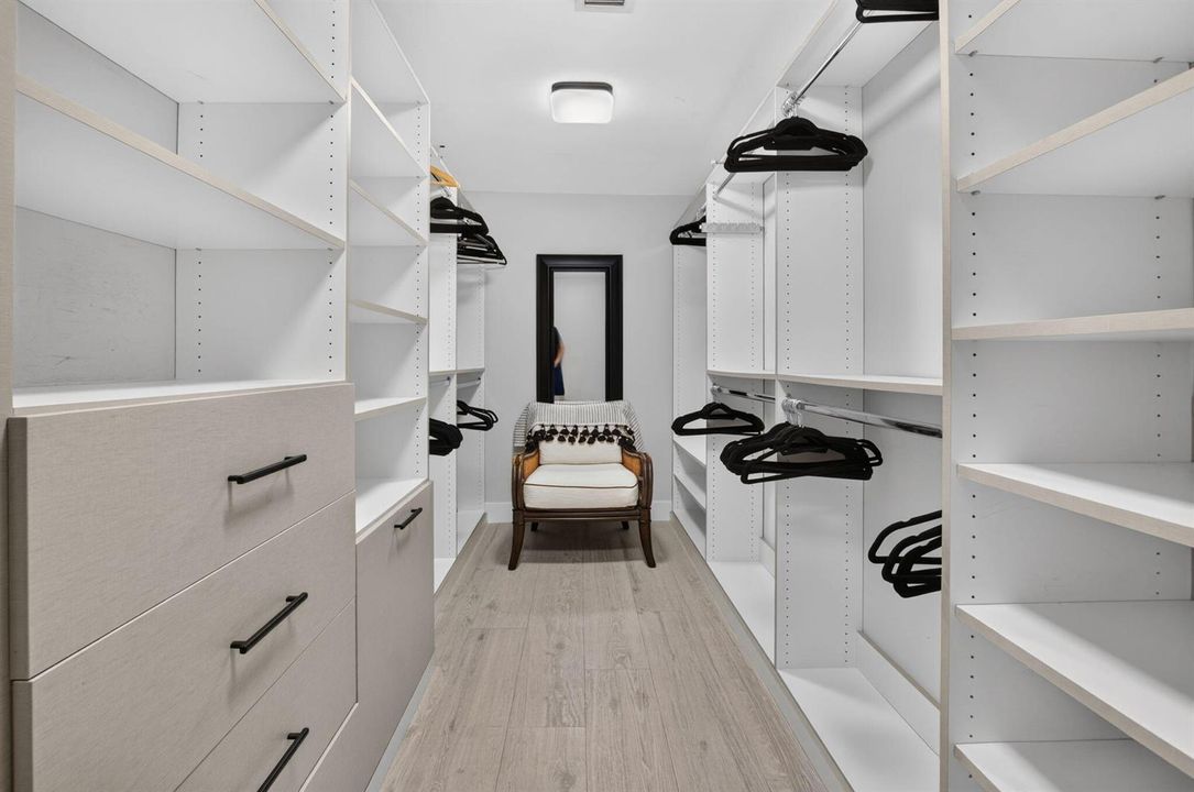 ELEGANT MASTER CLOSET