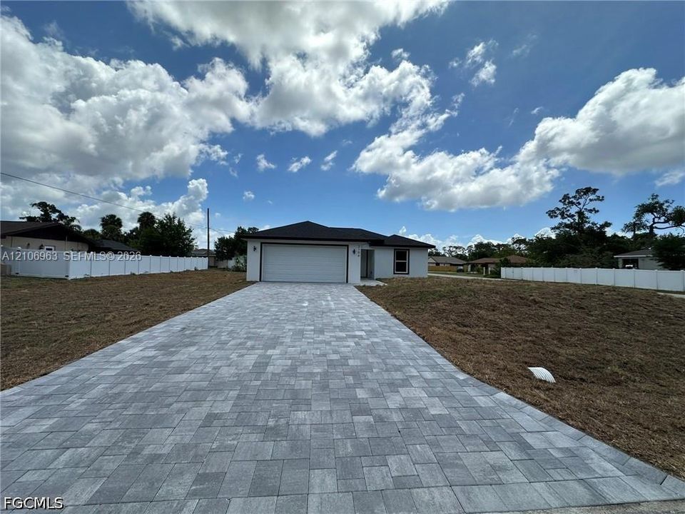 For Sale: $295,000 (3 beds, 2 baths, 1290 Square Feet)