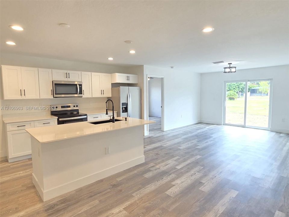 For Sale: $295,000 (3 beds, 2 baths, 1290 Square Feet)