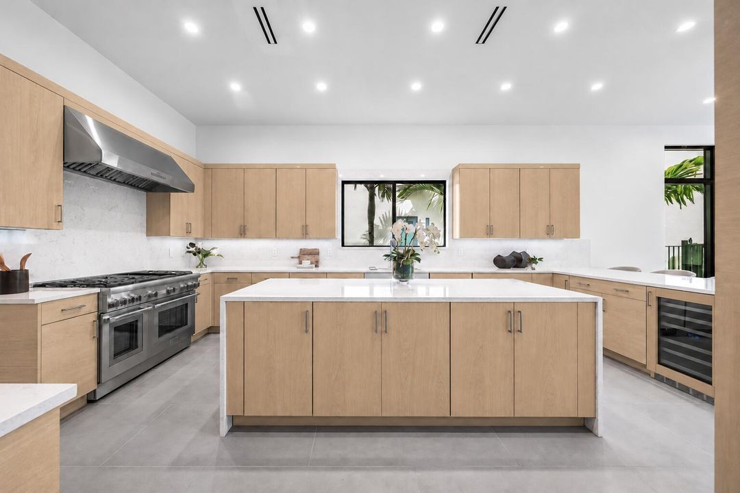 Oak-trimmed wine cooler, uninterrupted i