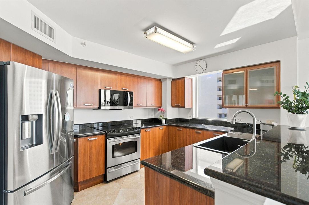12-web-or-mls-2001-n-ocean-blvd-1102
