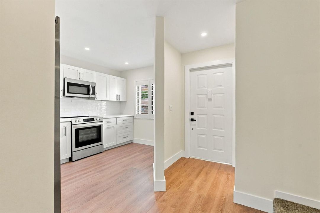 Front door / Kitchen