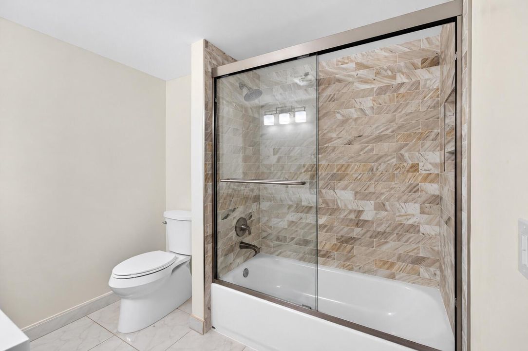 10_Second_bathroom_tub_and_shower