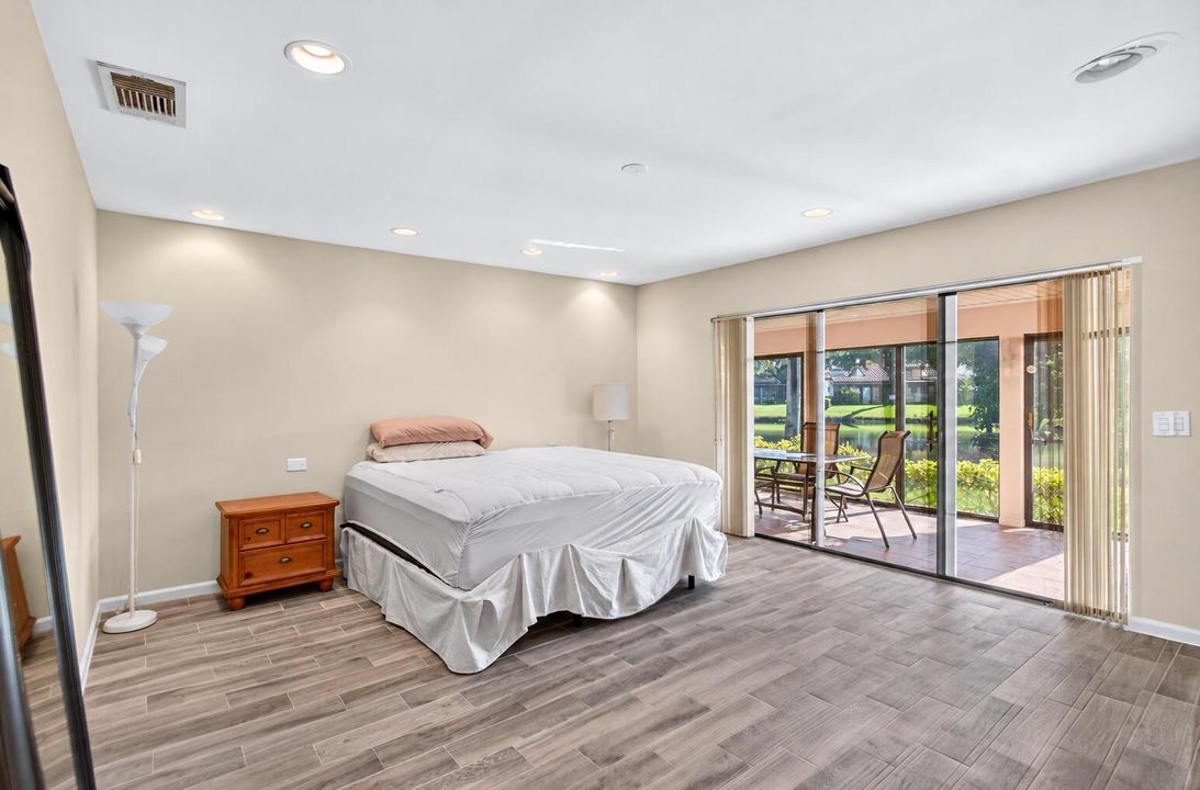 17_Primary_bedroom_lanai_access