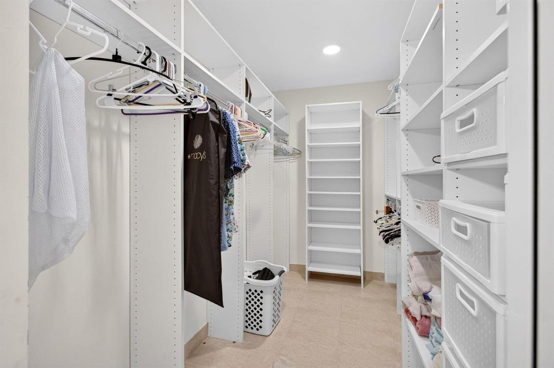 23_Walk-in_closet