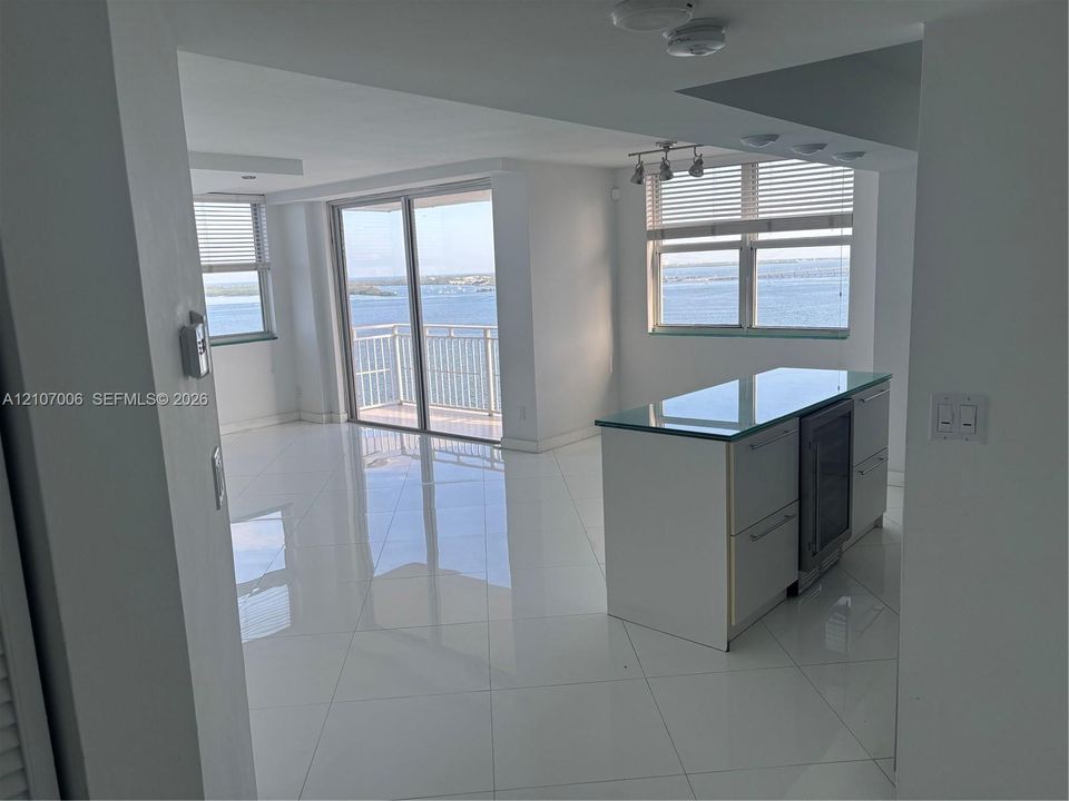 В аренду: $4,500 (2 спален, 2 ванн, 1065 Квадратных фут)