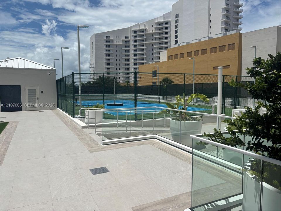 В аренду: $4,500 (2 спален, 2 ванн, 1065 Квадратных фут)