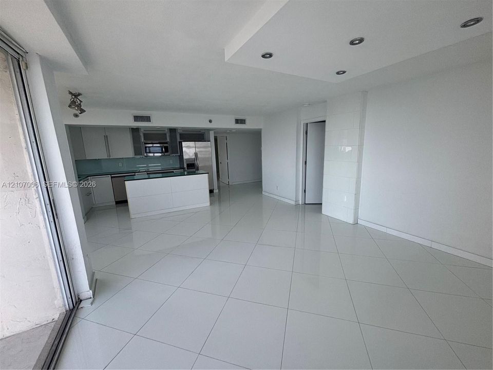 В аренду: $4,500 (2 спален, 2 ванн, 1065 Квадратных фут)