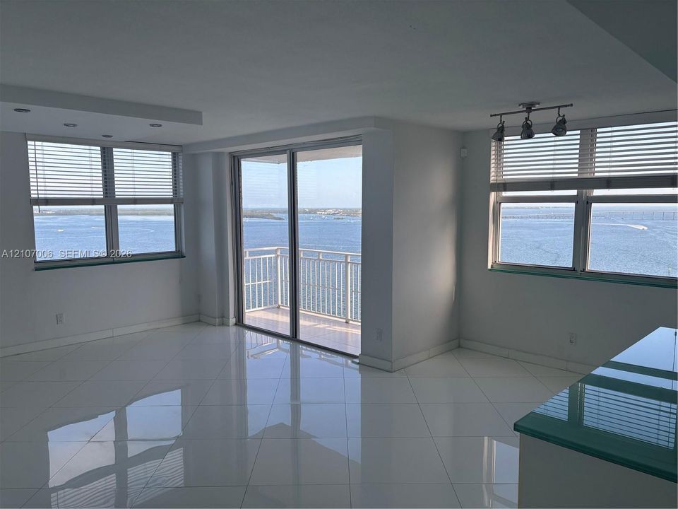 В аренду: $4,500 (2 спален, 2 ванн, 1065 Квадратных фут)