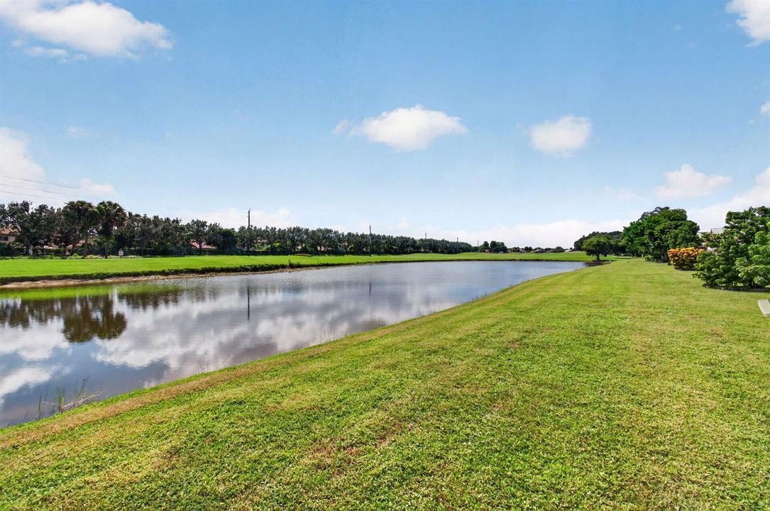 25_Lake_view_along_backyard