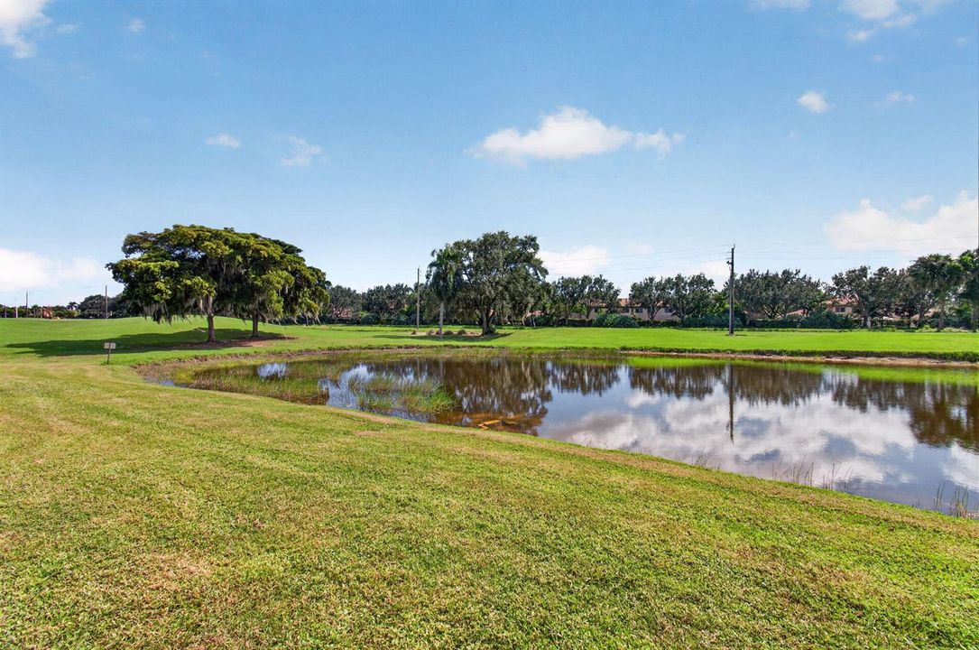 02_Lake_and_golf-course_outlook