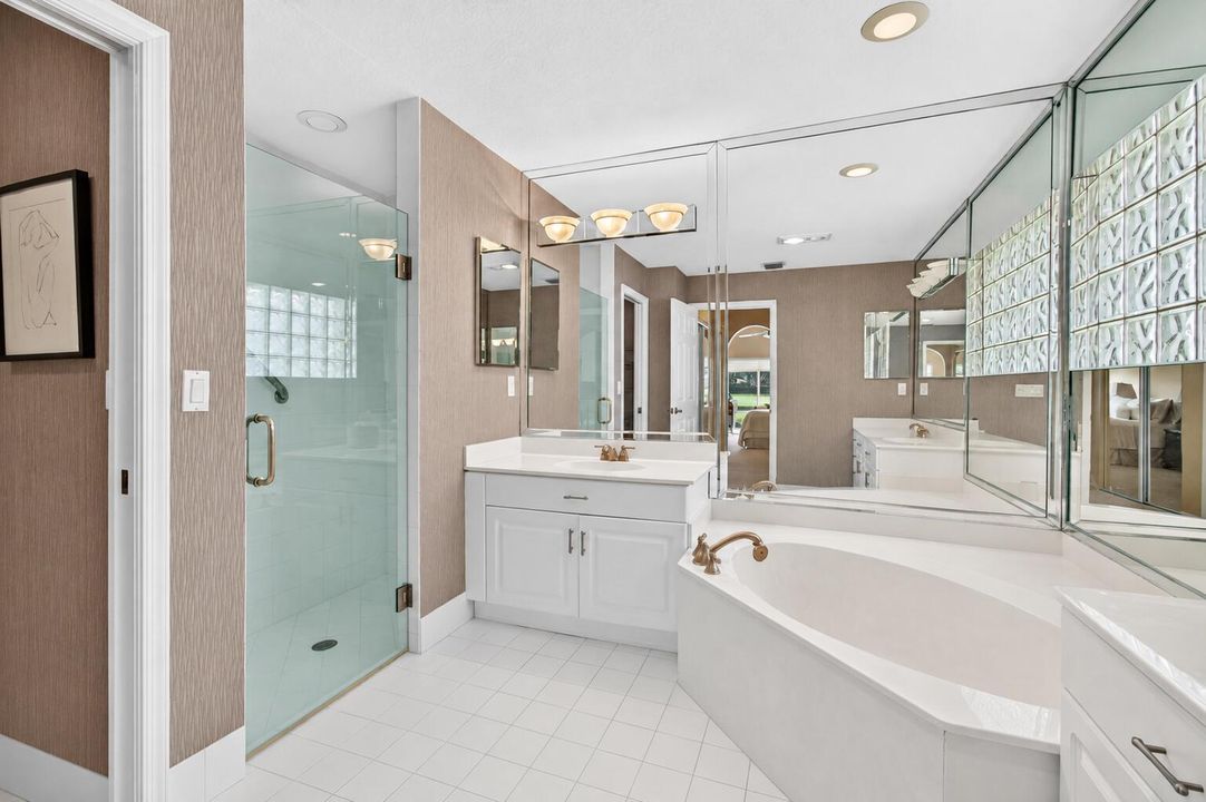 07_Primary_shower_and_tub