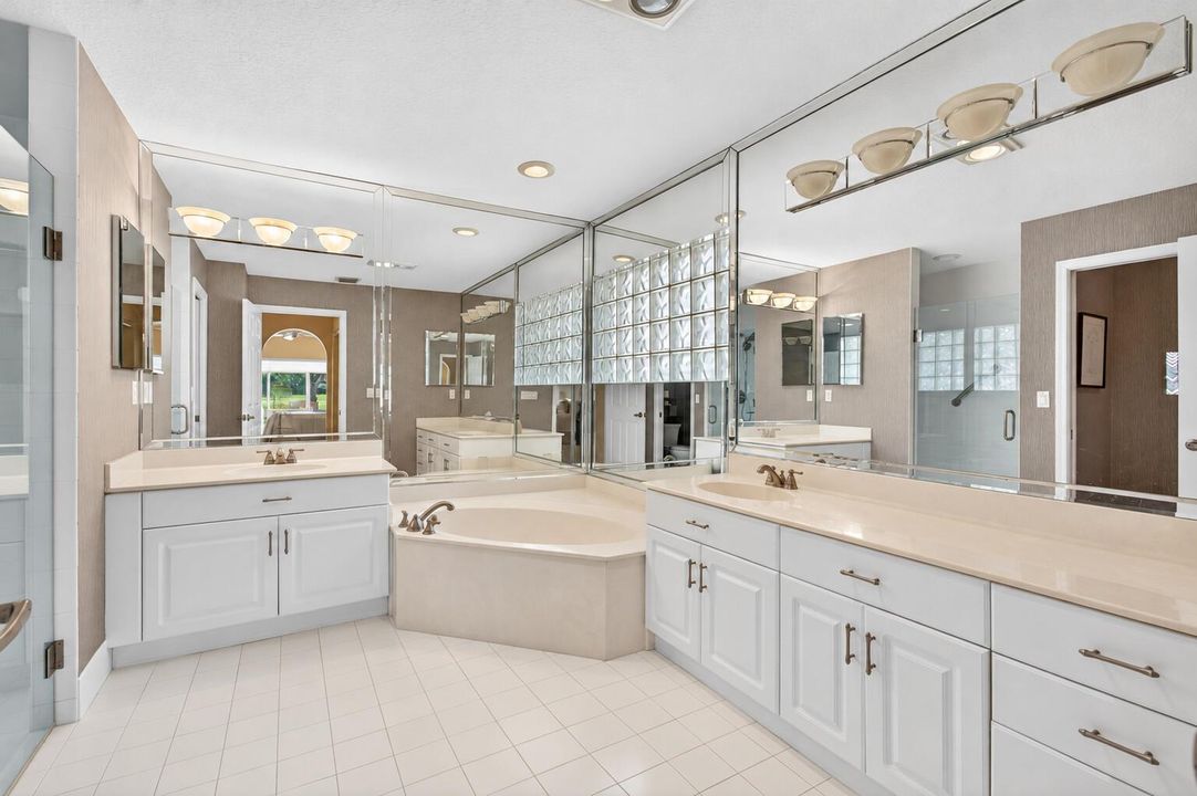 06_Primary_bath_and_tub