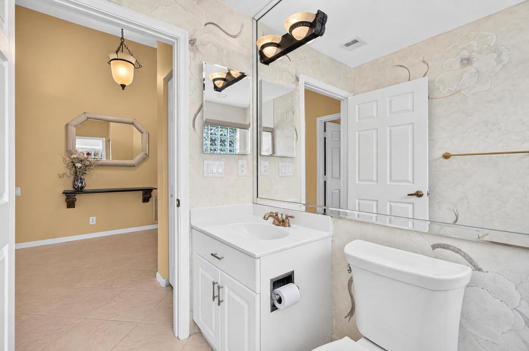 10_Guest_bath_full_vanity