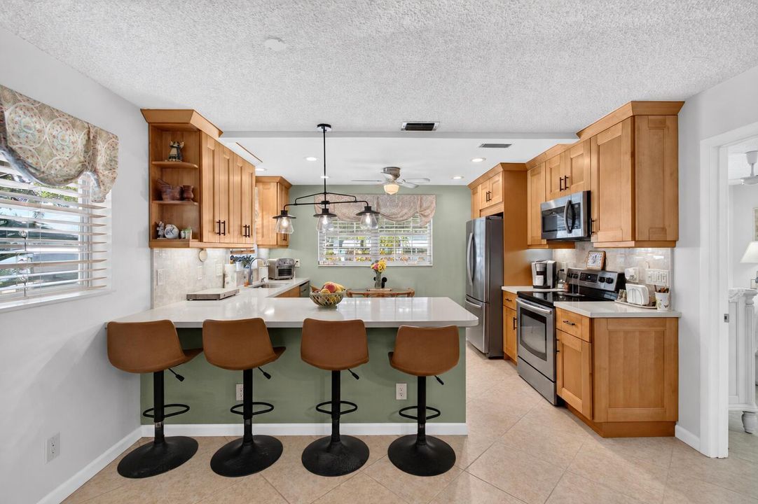 02_kitchen_and_breakfast_bar_DSC_9129