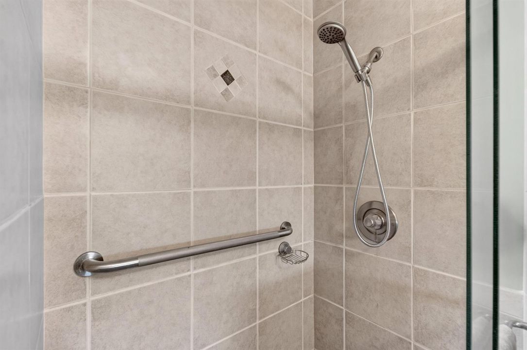 10_bathroom_two_shower_details_DSC_9110