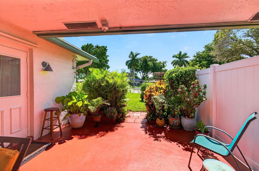 19_patio_garden_view_DSC_9385