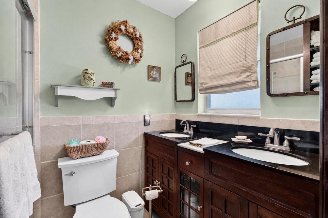 08_bathroom_two_double_vanity_DSC_9069