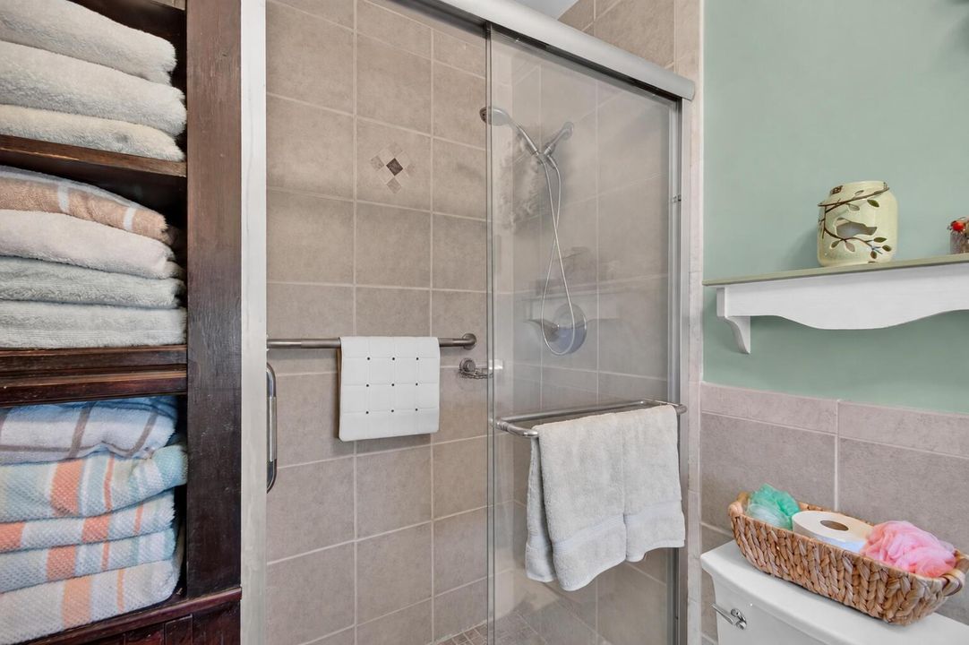09_bathroom_two_shower_enclosure_DSC_907