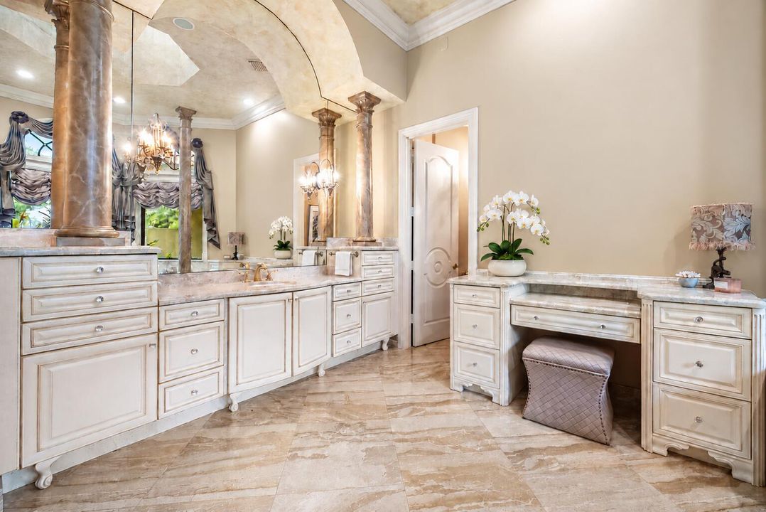 Refined beige marble bathroom (1)