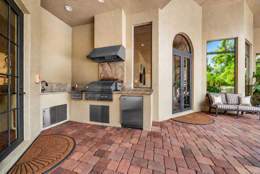 Outdoor Summer Kitchen w/ Grill