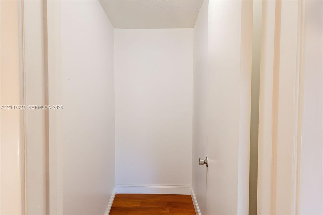 На продажу: $239,999 (1 спален, 1 ванн, 820 Квадратных фут)