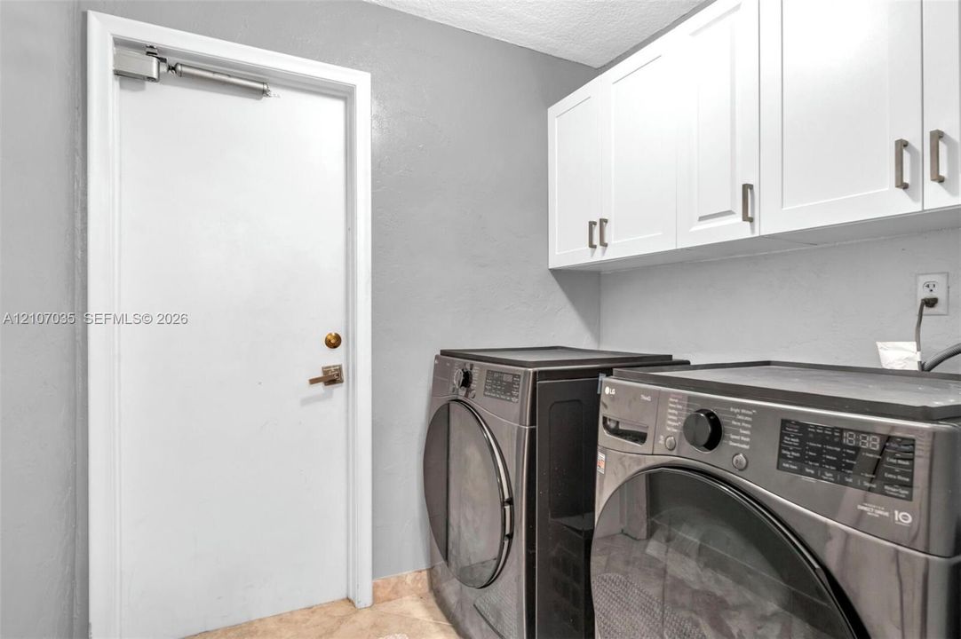 For Sale: $1,299,000 (5 beds, 3 baths, 2696 Square Feet)
