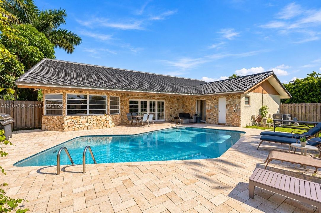 For Sale: $1,299,000 (5 beds, 3 baths, 2696 Square Feet)