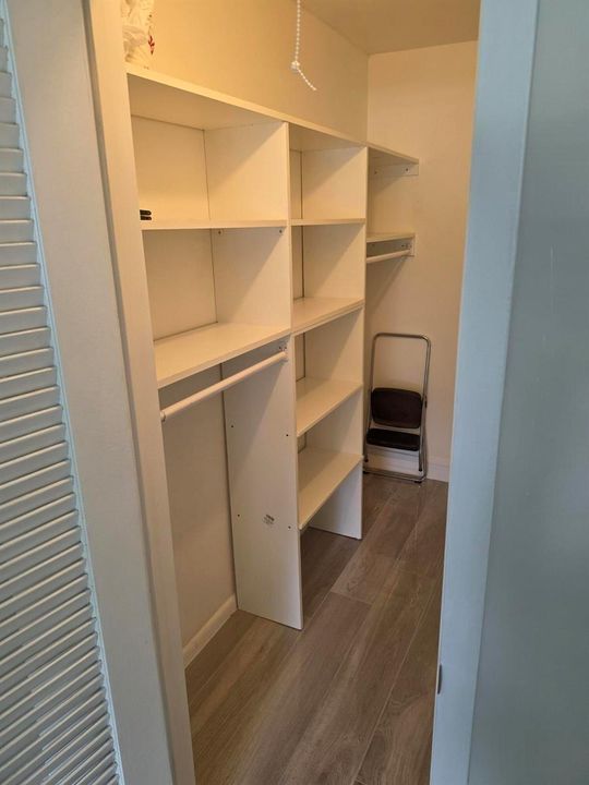 235 DORSET G - WALKING CLOSET