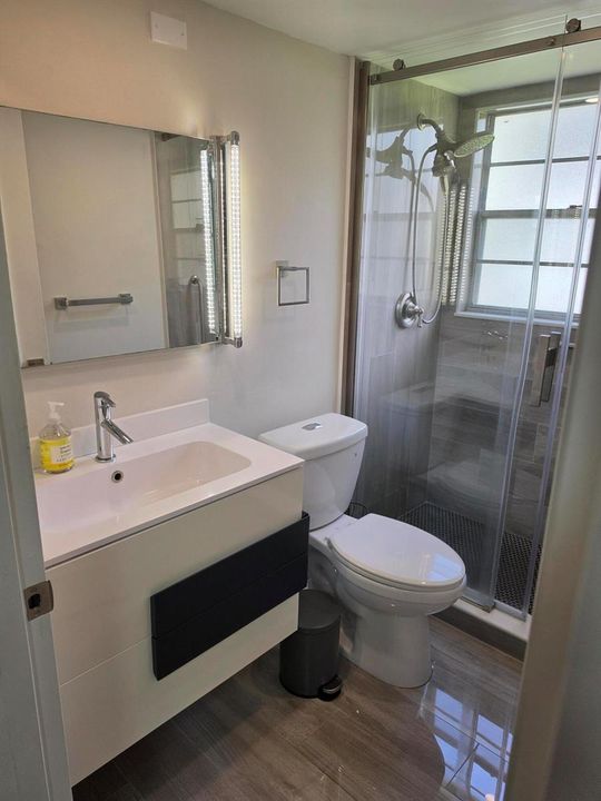 235 DORSET F - MASTER BATHROOM