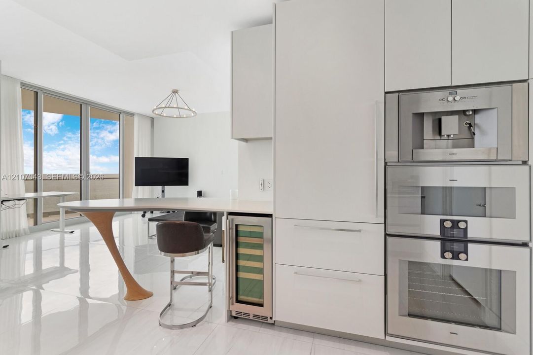 For Sale: $3,400,000 (2 beds, 2 baths, 1704 Square Feet)