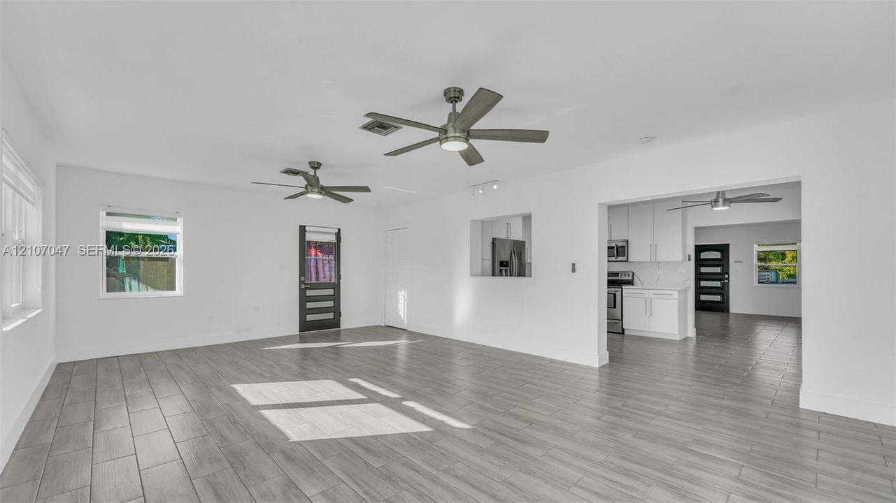 В аренду: $4,500 (4 спален, 2 ванн, 1702 Квадратных фут)