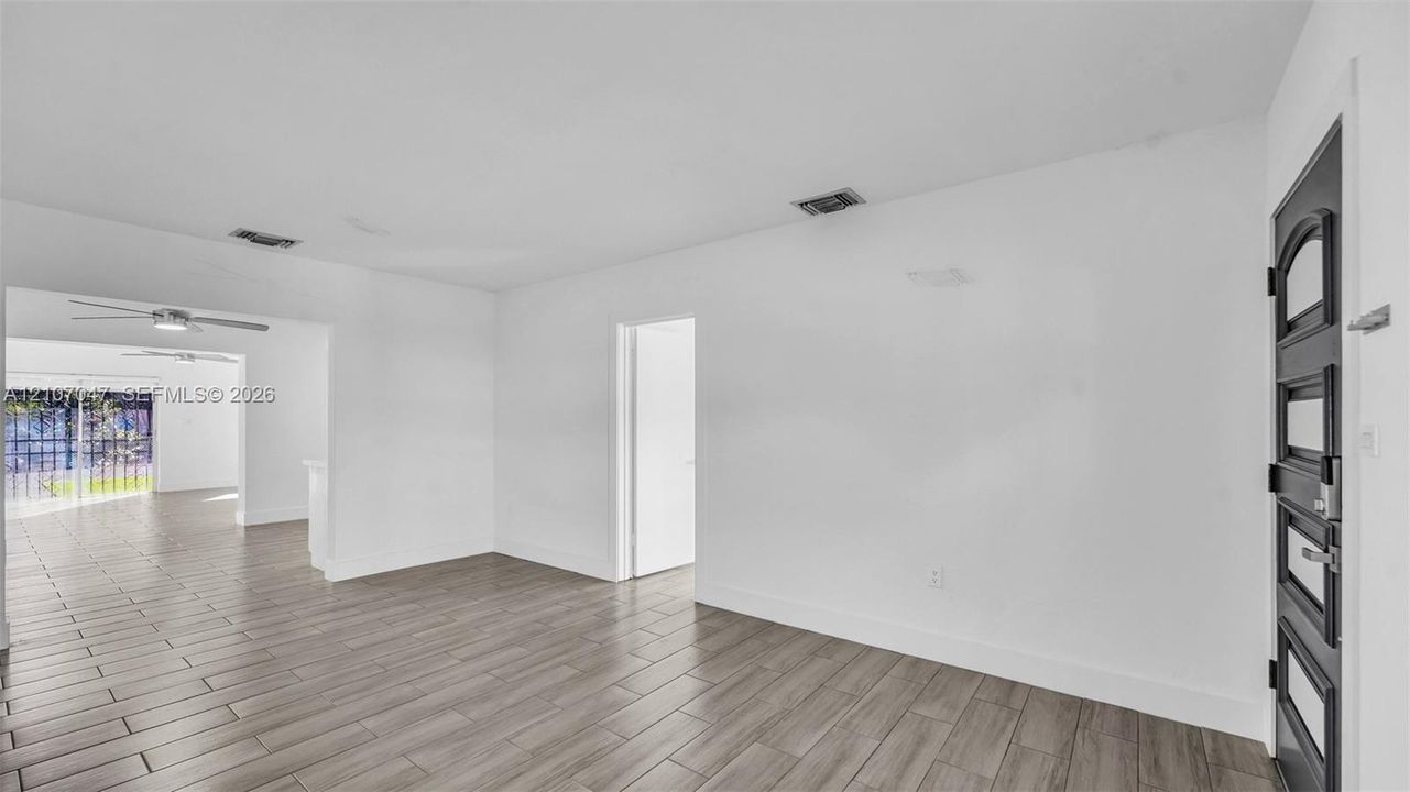 В аренду: $4,500 (4 спален, 2 ванн, 1702 Квадратных фут)