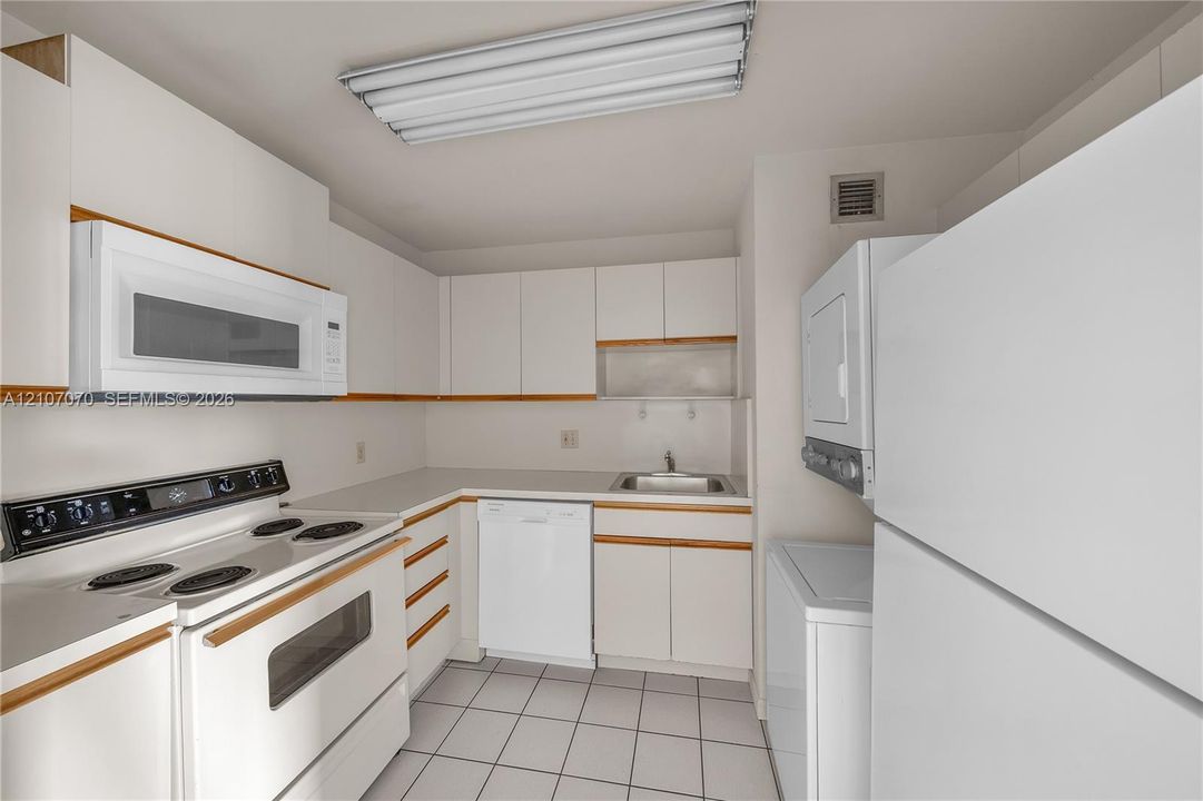 For Rent: $2,200 (1 beds, 1 baths, 833 Square Feet)