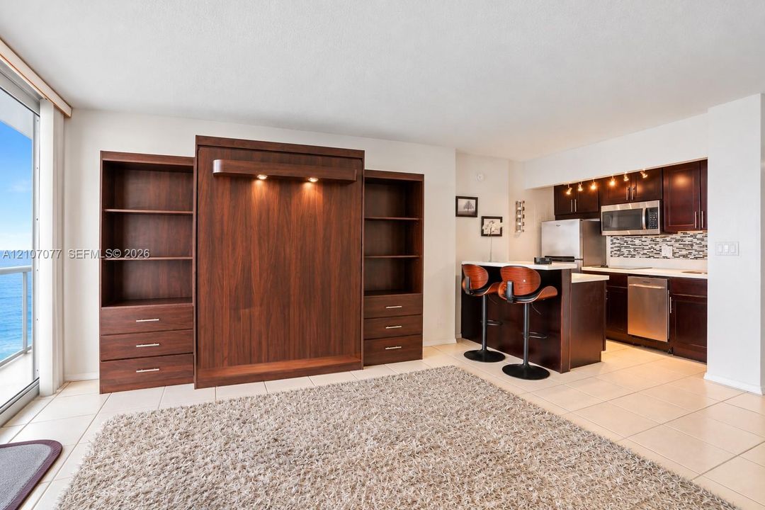 For Rent: $2,950 (1 beds, 1 baths, 570 Square Feet)