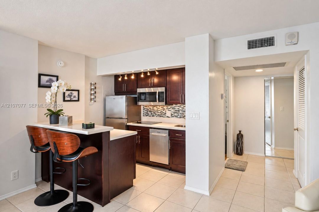 For Rent: $2,950 (1 beds, 1 baths, 570 Square Feet)