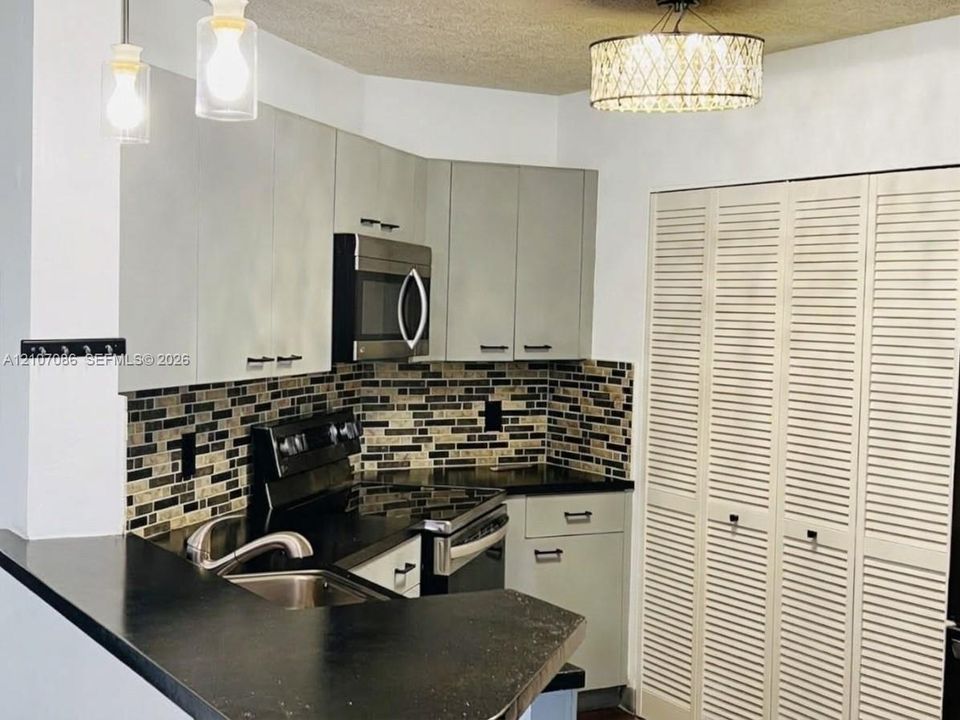 For Rent: $2,350 (2 beds, 2 baths, 982 Square Feet)