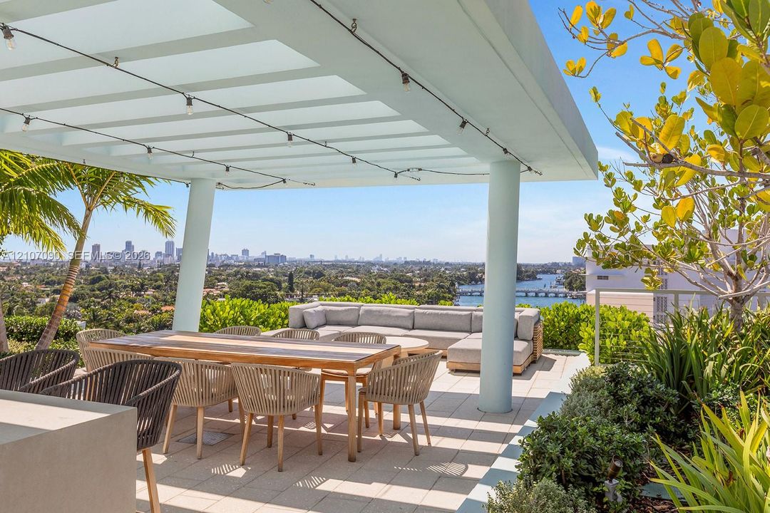 For Sale: $2,495,000 (3 beds, 3 baths, 1830 Square Feet)