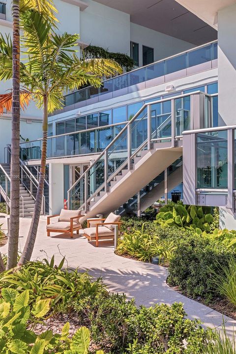 For Sale: $2,495,000 (3 beds, 3 baths, 1830 Square Feet)