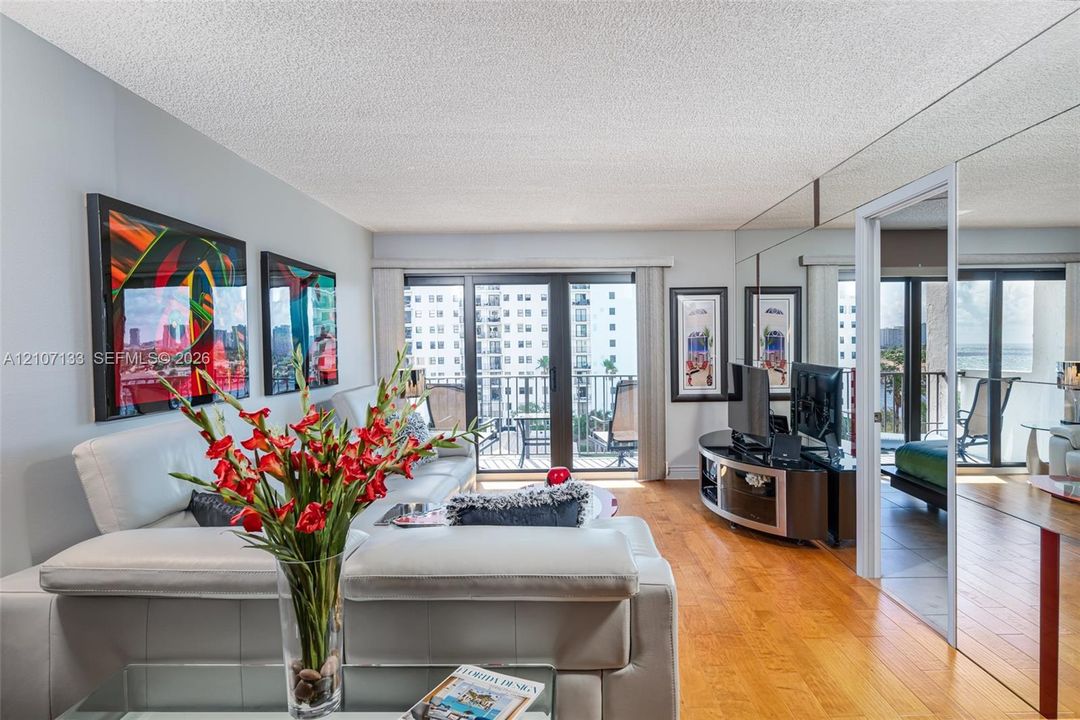 For Sale: $575,000 (2 beds, 2 baths, 1190 Square Feet)