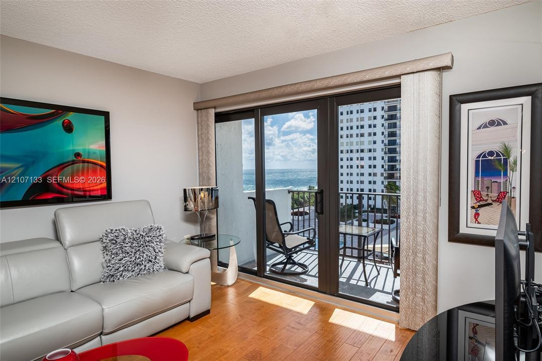For Sale: $575,000 (2 beds, 2 baths, 1190 Square Feet)