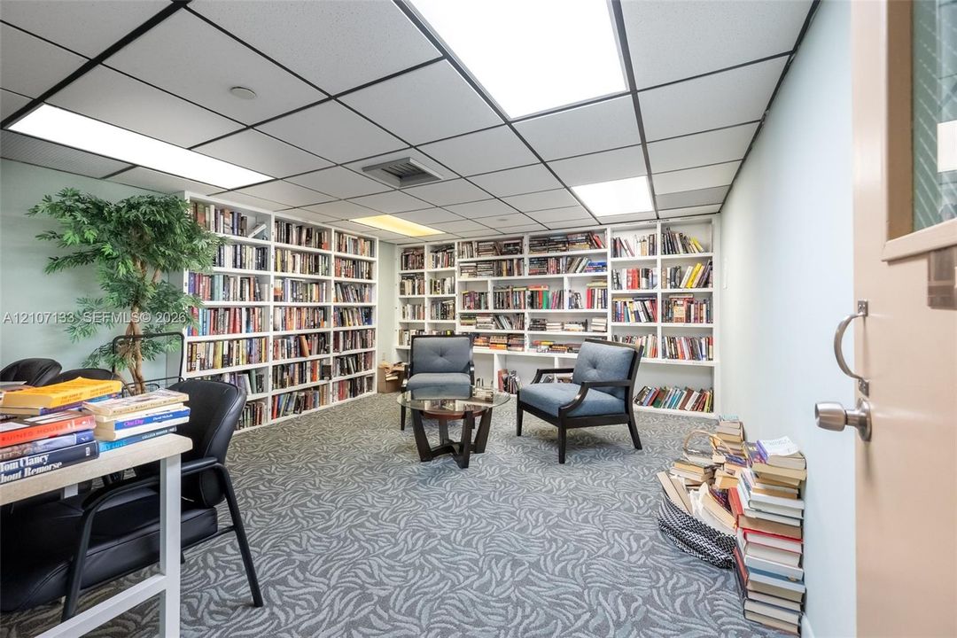 For Sale: $575,000 (2 beds, 2 baths, 1190 Square Feet)