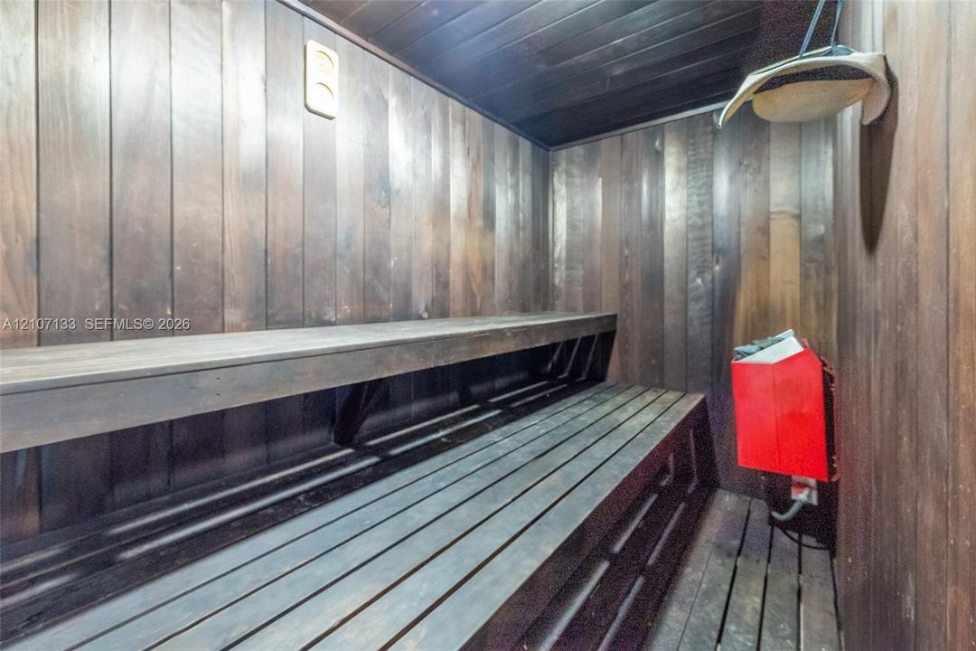For Sale: $575,000 (2 beds, 2 baths, 1190 Square Feet)